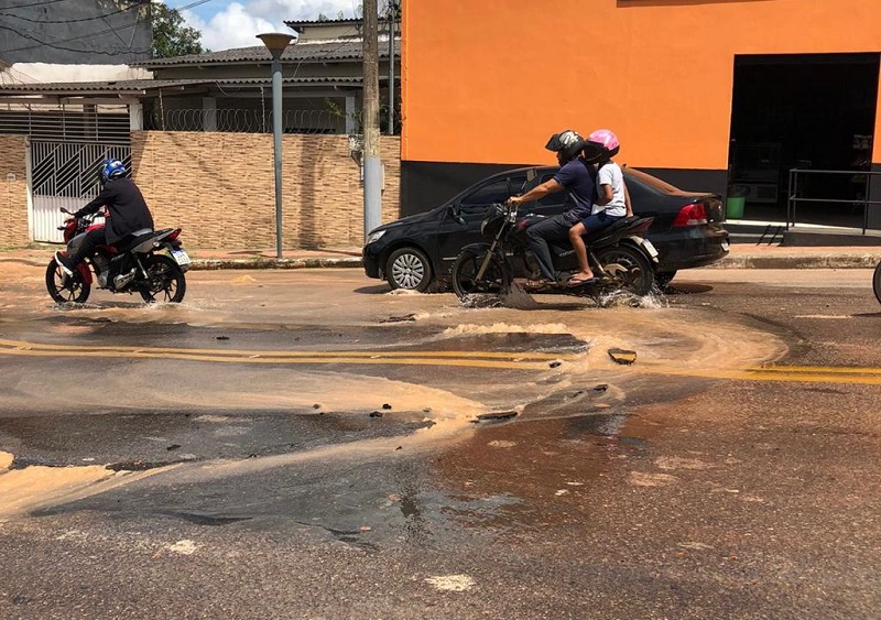 Adutora quebra na rua Pernambuco e causa alagamento e rompimento