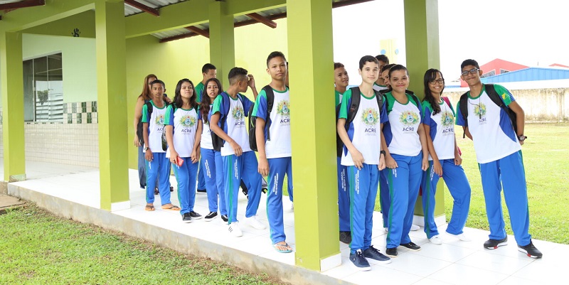 Governo começa distribuição dos uniformes escolares gratuitos em maio