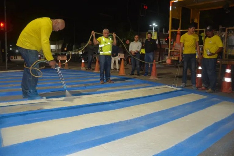 RBTrans pinta faixas de pedestres de azul próximo a Prefeitura