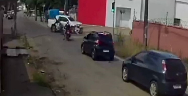 Motociclista fica gravemente ferido após colidir com caminhonete em Rio Branco