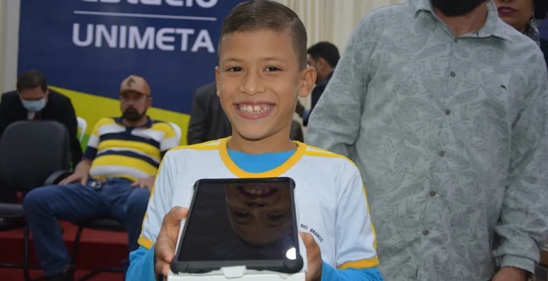 Alunos da rede pública de Rio Branco recebem tablets para estudos