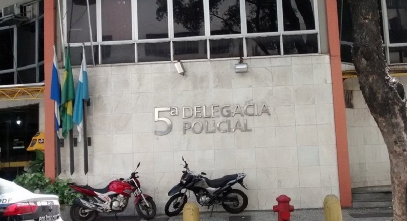 Carro de deputado é atingido por tiro durante perseguição no Rio