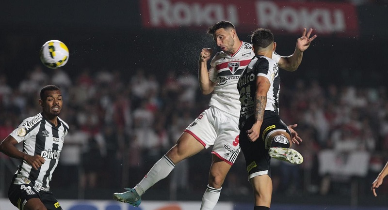 São Paulo derrota Santos em clássico com gol de pênalti no fim