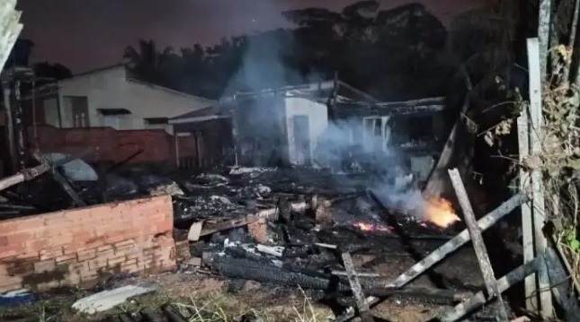 Em Rio Branco, mulher que foi queimada e teve casa incendiada precisa de ajuda