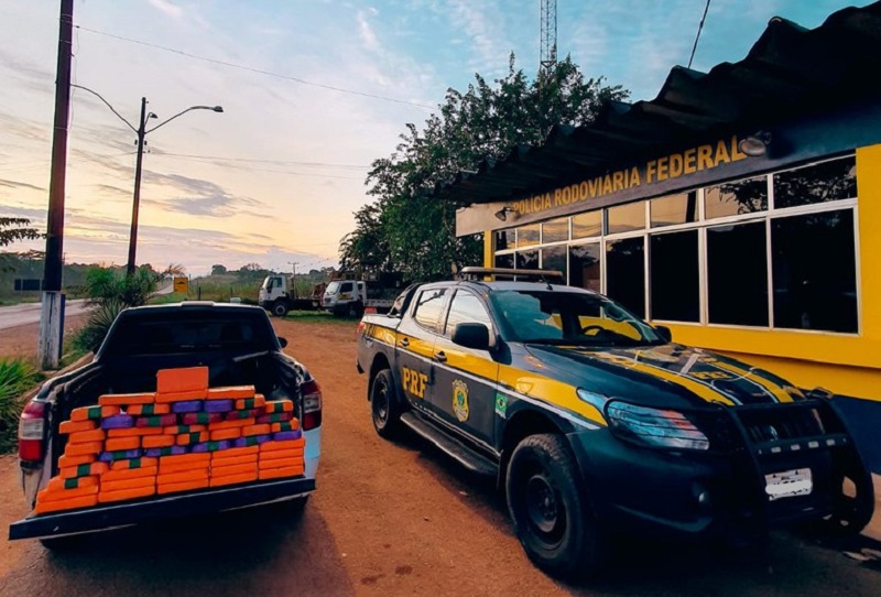 Dupla é presa com 54 kg de cocaína na BR-364, no Acre, neste domingo