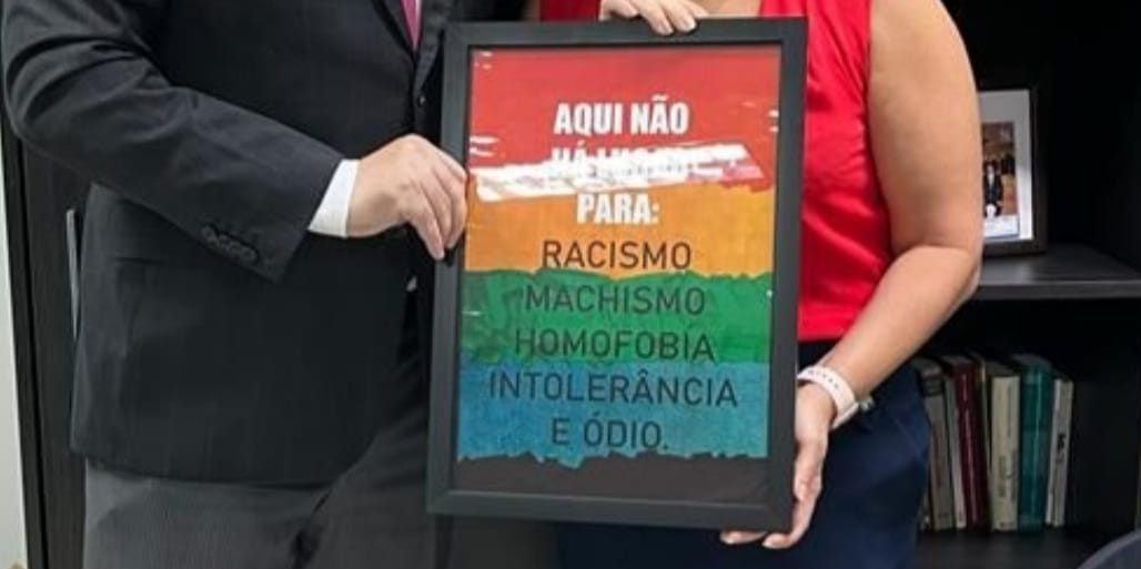 “Aqui não há lugar para: RACISMO, MACHISMO, HOMOFOBIA, INTOLERÂNCIA E ÓDIO”