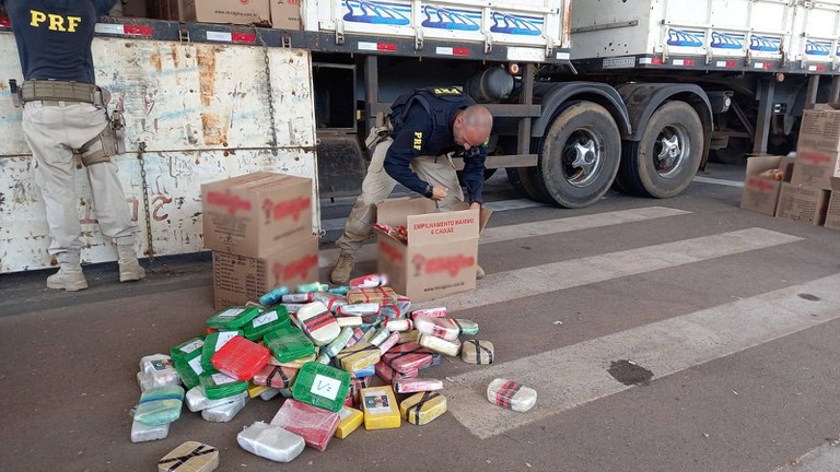 Homem é preso com quase 500 kg de drogas escondidas em caixas de bolachas do Acre