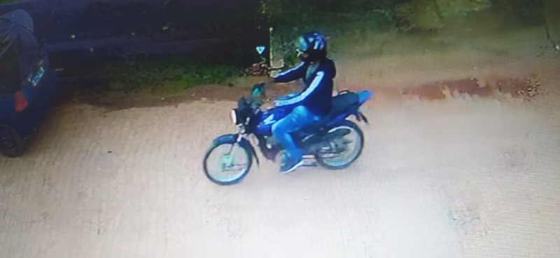 AC: motociclista derruba mulher de bicicleta para tentar matá-la a tiros