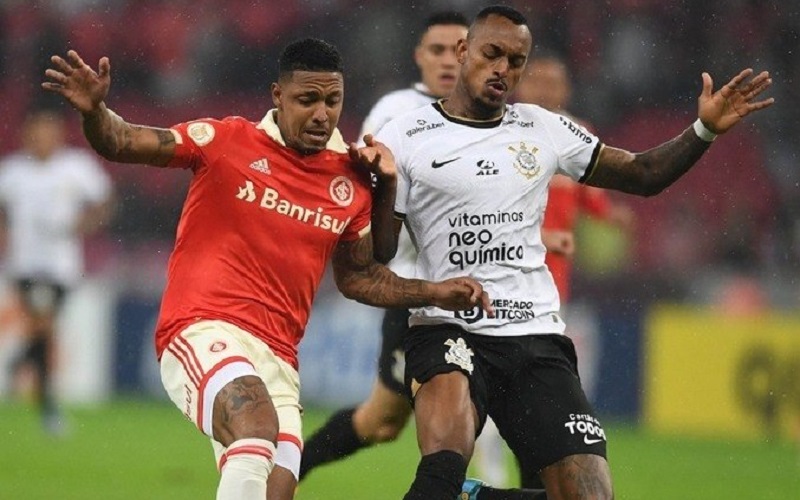Corinthians busca empate duas vezes contra o Inter e segue líder