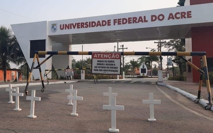 Estudantes realizam assembleia geral contra corte de orçamento na Ufac