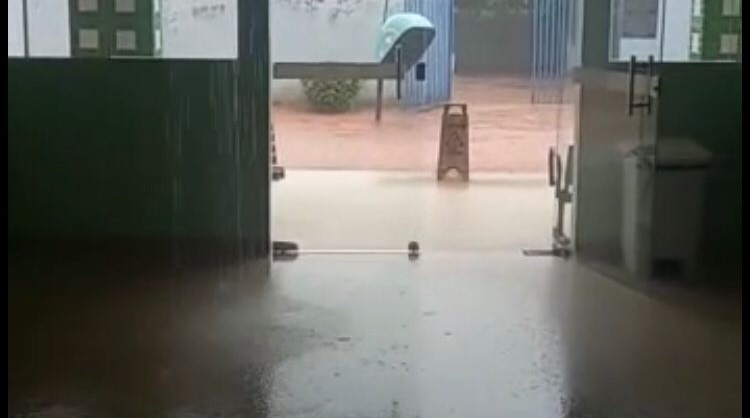 Hospital de Plácido de Castro apresenta problemas no teto devido à chuva