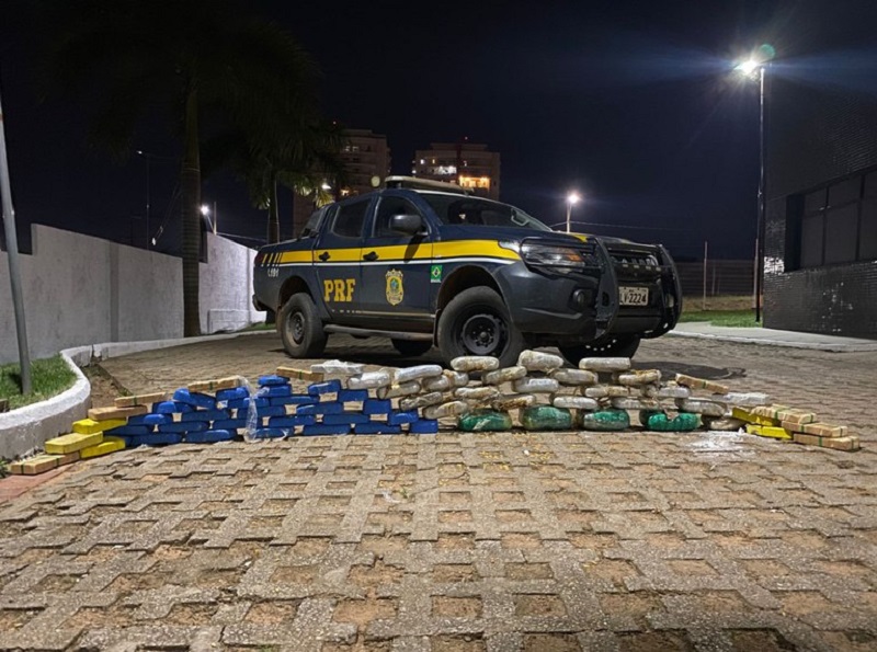 AC: homem é preso com 60 kg de drogas em sacas de milho na BR-317