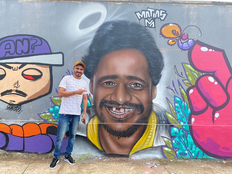 Grafiteiro acreano homenageia Nego Bau em muro do colégio Glória Perez