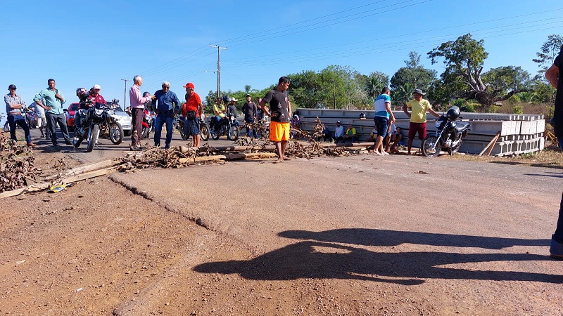 Moradores da Transacreana realizam manifestação: “queremos ramal, água e luz”