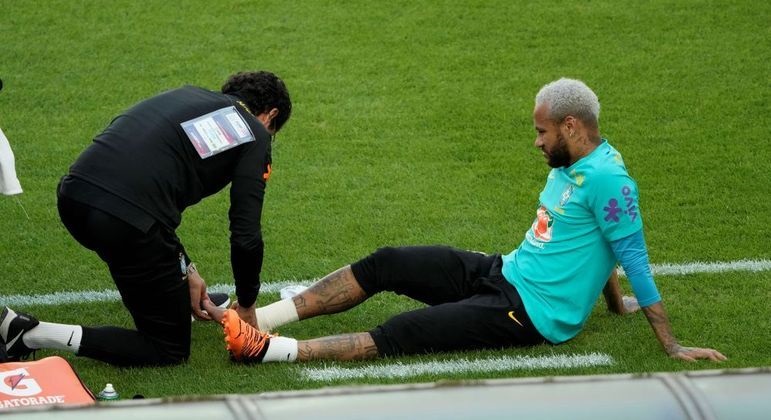 Neymar deixa treino após sofrer pisão e vira dúvida na seleção