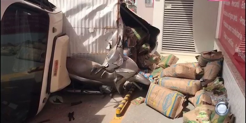 Caminhão tomba e quase tira vida de pedestre em Cruzeiro do Sul