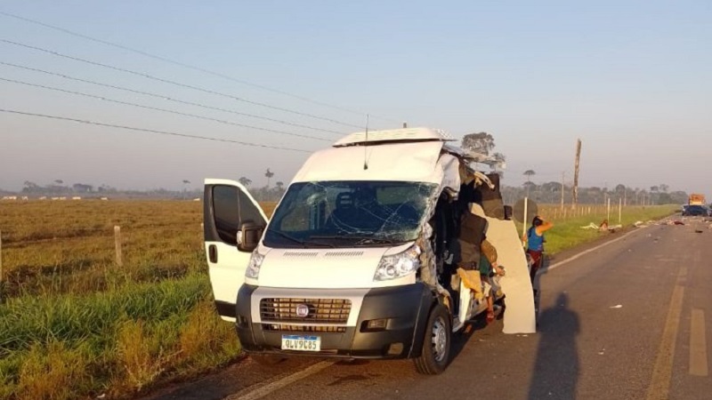 Van envolvida em acidente na BR-317 transportava passageiros de forma clandestina