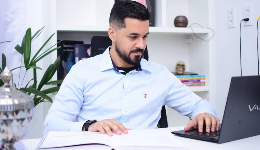 ESTUDOS APONTAM QUE O SORRISO É O CENTRO DA BELEZA FACIAL NAS MULHERES E NOS HOMENS  (Dr. ERIC TORRES)