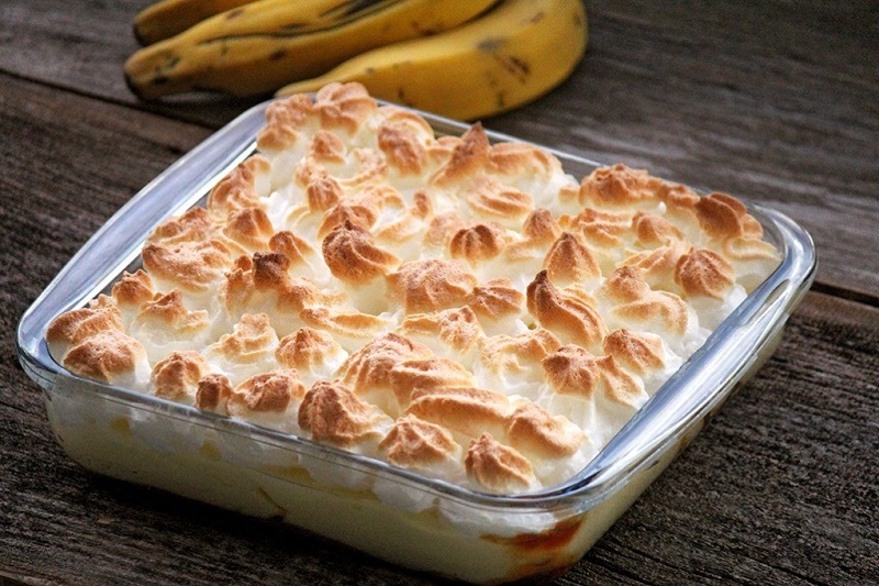 Chico balanceado com banana