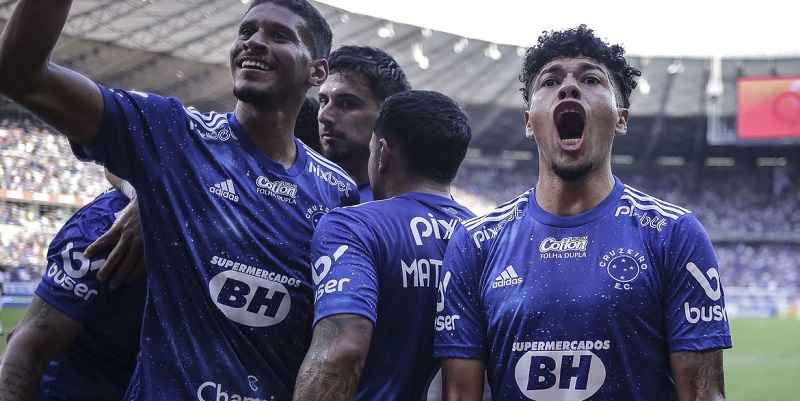 Cruzeiro segura pressão, vence Bahia e dispara na ponta da Série B