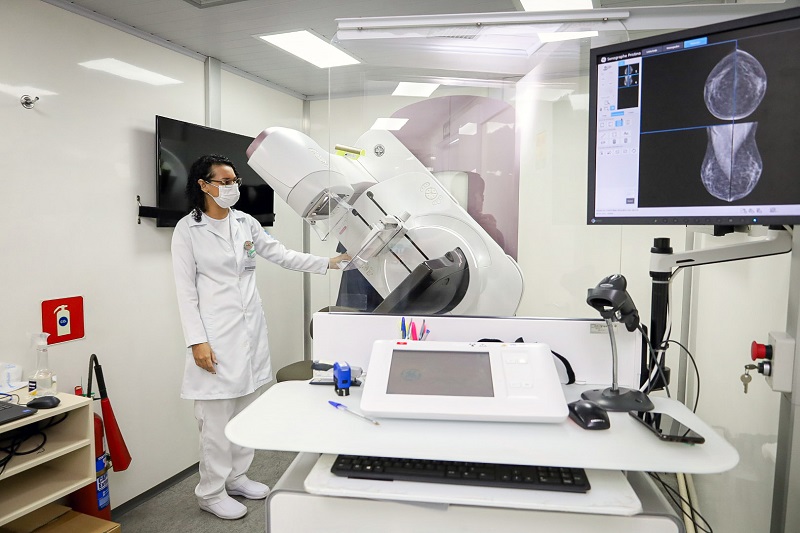 Carreta do Hospital do Amor oferta mamografia e preventivo de câncer no centro de Rio Branco