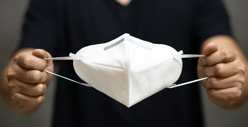 Governo deve decretar retorno obrigatório de máscaras em locais fechados