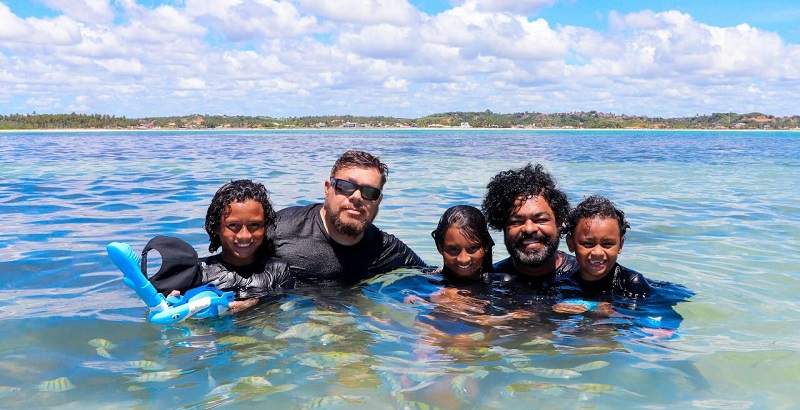 “Ser pai é uma complementação da vida”, diz casal homoafetivo que adotou três irmãos do interior do Acre