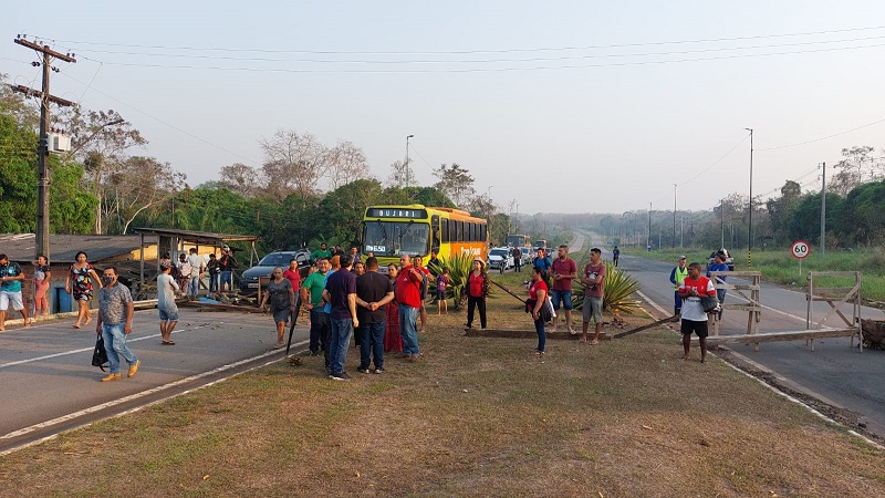 Moradores do bairro Vila Custódio Freire bloqueiam BR-364 nesta quarta-feira