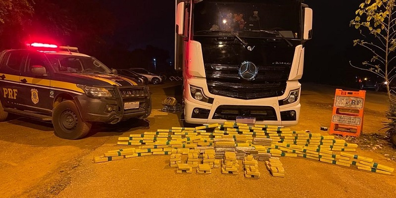Dupla é presa com mais de 200 kg de maconha escondidas em cabine de caminhão