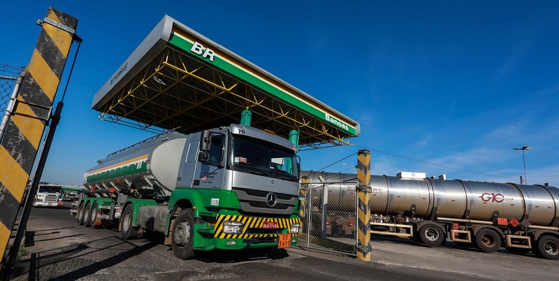 Petrobras anuncia redução de R$ 0,18 na gasolina para distribuidoras