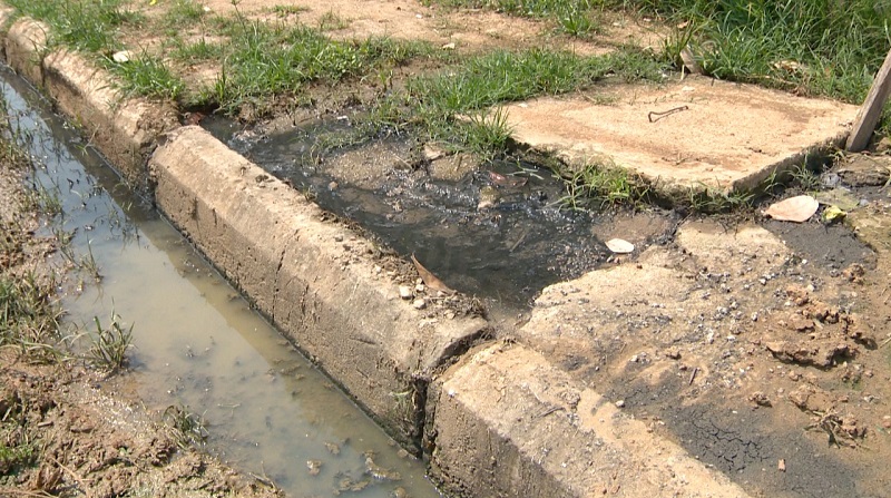 Em Rio Branco, moradores tentam desobstruir esgoto por conta própria no bairro Vale do Carandá