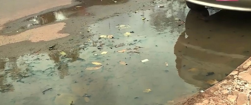 Problema de esgoto na avenida Getúlio Vargas tira sossego de comerciantes locais