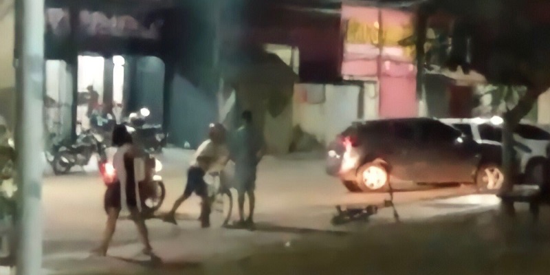 Vídeo registra assalto praticado por dois e uma moto no Parque Tucumã