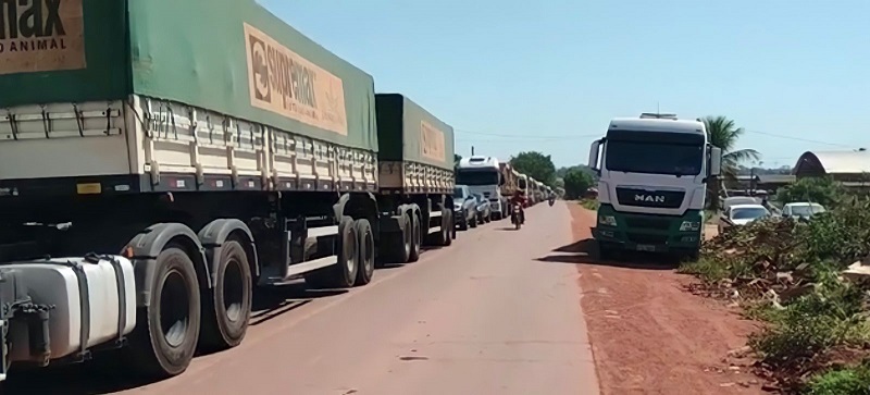 Moradores do distrito de Extrema bloqueiam BR-364 em busca de melhorias na segurança do local