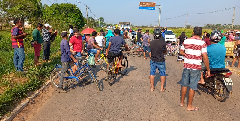 Moradores do ramal do Pica-Pau, em Rio Branco, realizam manifestação e bloqueiam BR-364