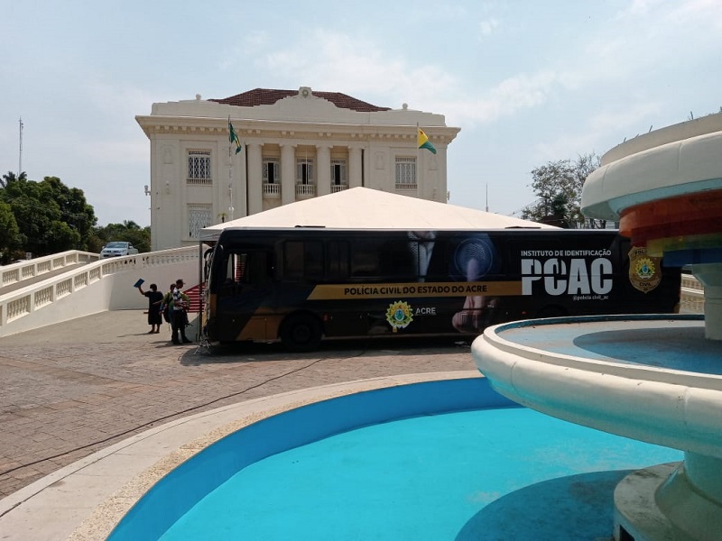 Projeto Identidade Itinerante realiza atendimento em frente ao Palácio Rio Branco