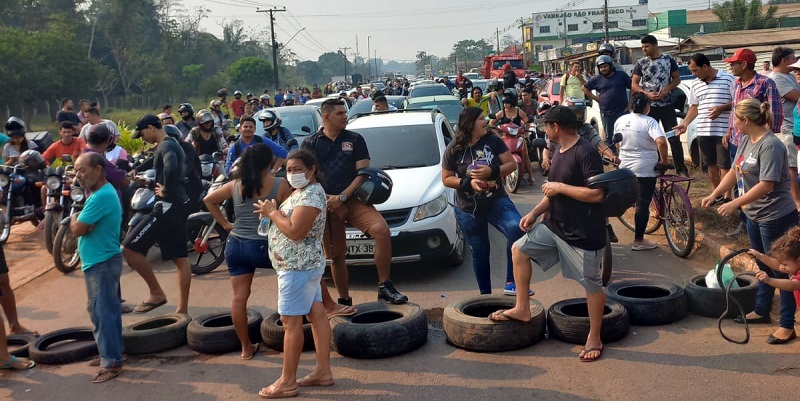 Em protesto, moradores do ramal Bom Jesus fecham rodovia AC-040 na manhã desta sexta-feira