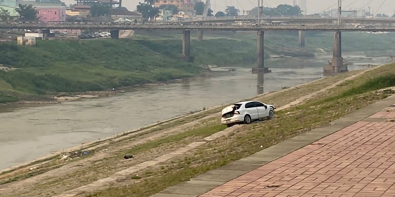 Motorista causa acidente e veículo fica pendurado as margens do Rio Acre