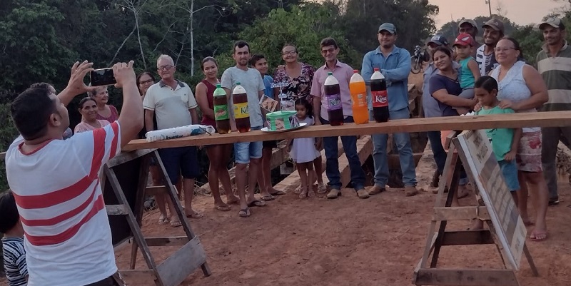 Moradores comemoram ‘mêsversário’ de ponte quebrada há mais de um mês em Senador Guiomard