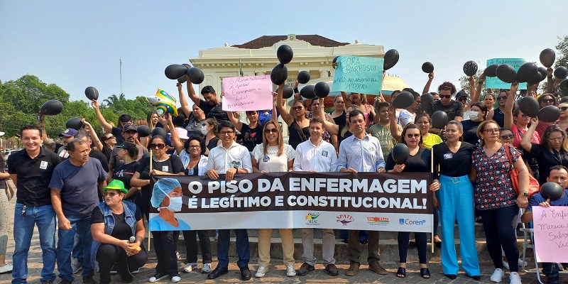 Em Rio Branco, enfermeiros fazem protesto contra suspensão do piso salarial
