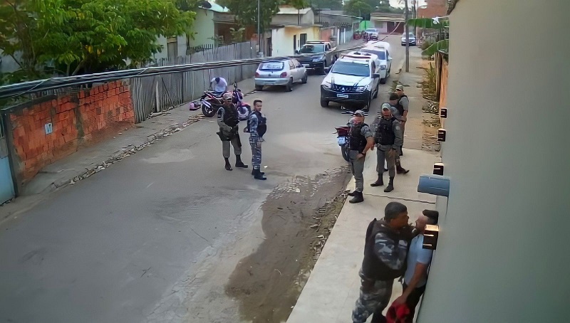 Vídeo de câmera de segurança mostra jovem sendo agredido por policial militar no bairro Boa União