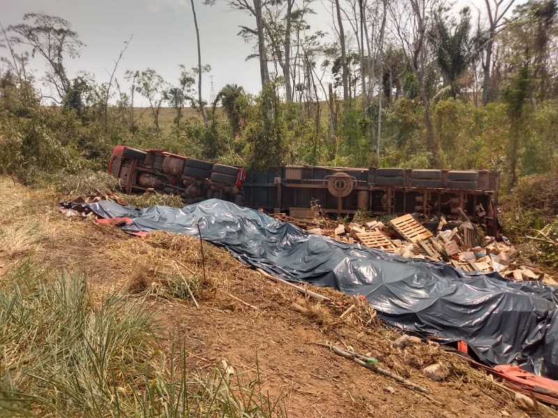 Carreta com carregamento de óleo de soja tomba em barranco na BR-364