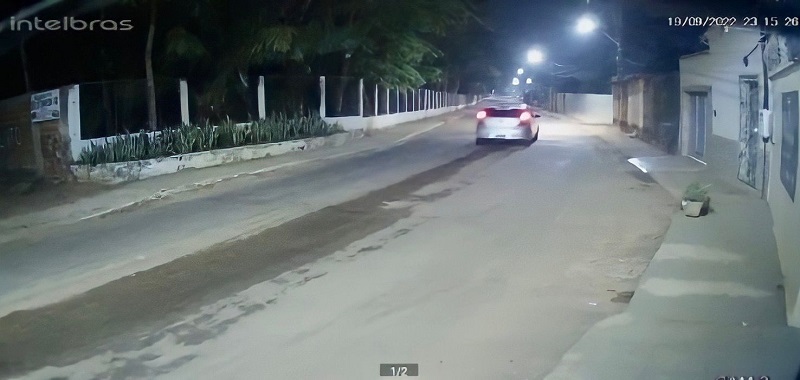 Motorista perde controle do veículo, bate em muro do Horto Florestal e tomba