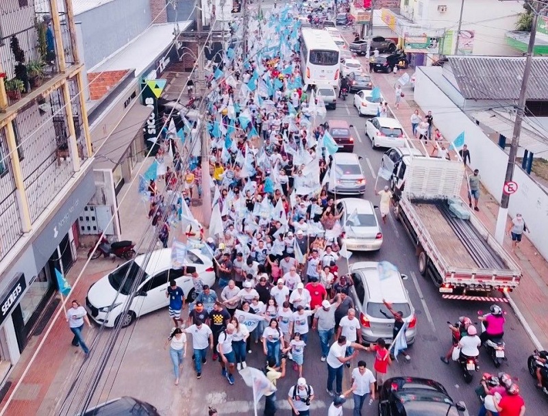 Multidão acompanha Dr. Eduardo Velloso em caminhada até a nova sede do Comitê Central
