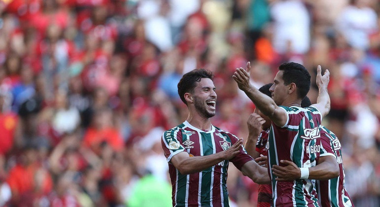 Em clássico de cinco expulsões, Fluminense vence e ultrapassa Flamengo