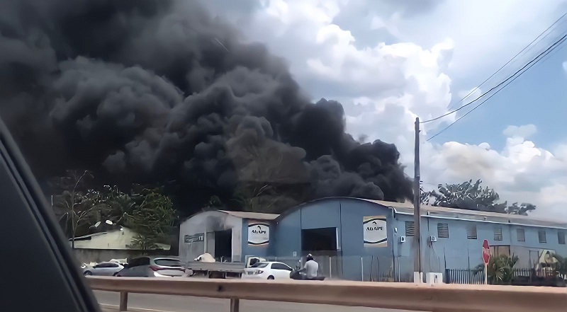 Incêndio na região da Via Verde atinge dois galpões na tarde desta terça-feira