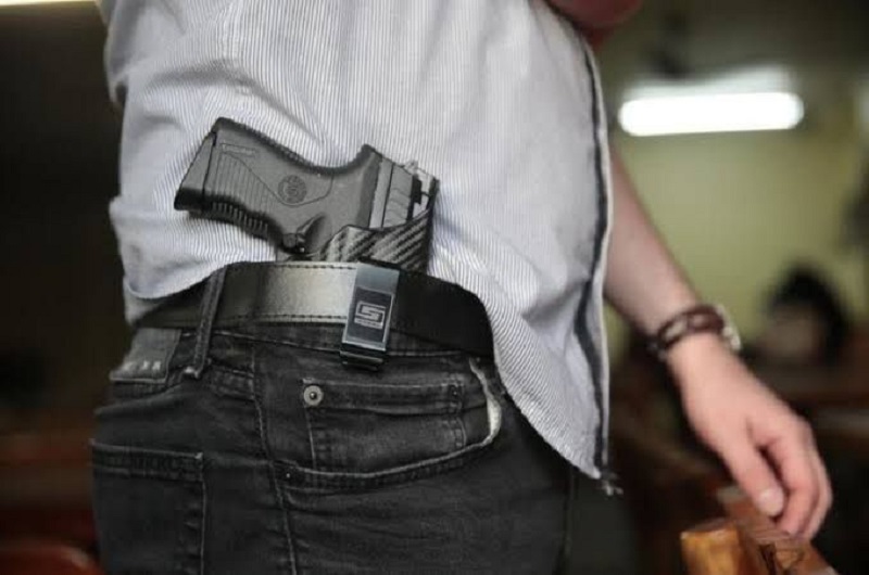 Policiais civis de todo o país buscam garantir entrada em locais de votação portando arma de fogo