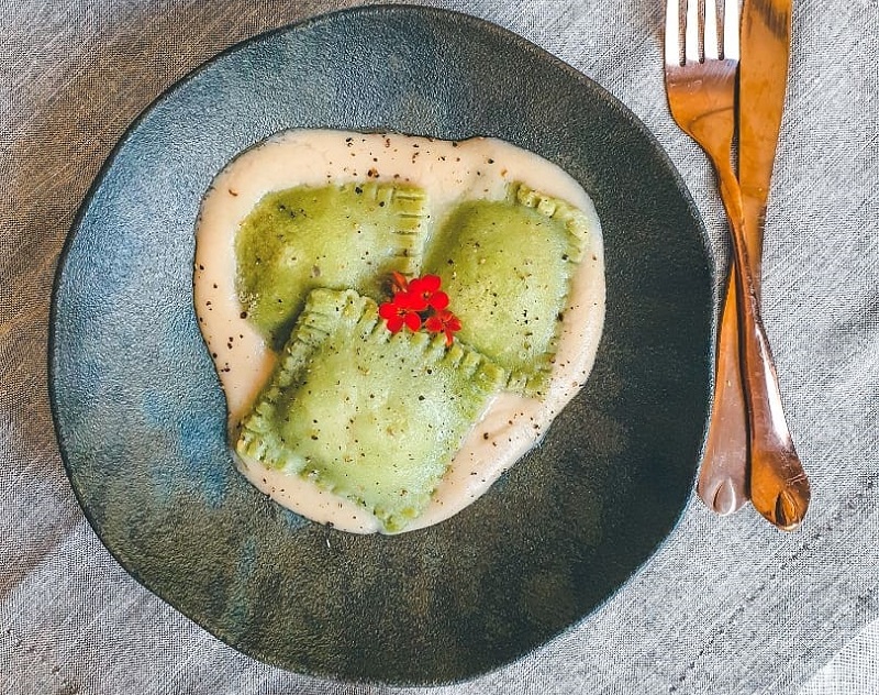 Raviolli vegano com recheio de berinjela