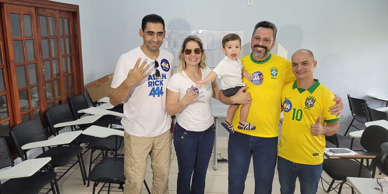 Alan Rick vota na Escola Técnica de Saúde Maria Moreira da Rocha em Rio Branco