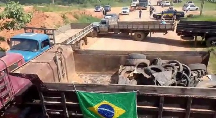 Caminhoneiros bolsonaristas interditam BR-317 entre Brasileia e Assis Brasil